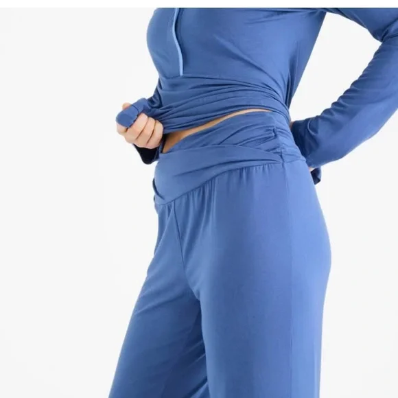 Magnetic Me Women's Blue Flower Pajama Set - Picture 3 of 5